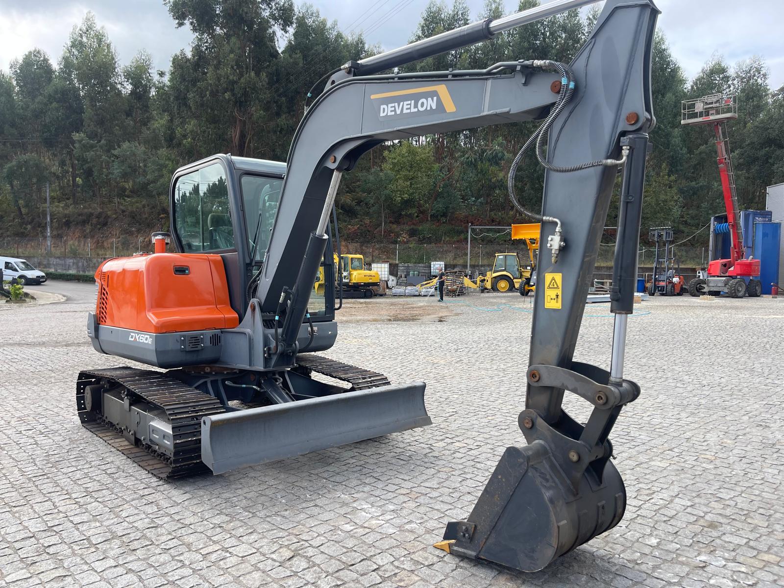 Escavadora 5.5t - Nova